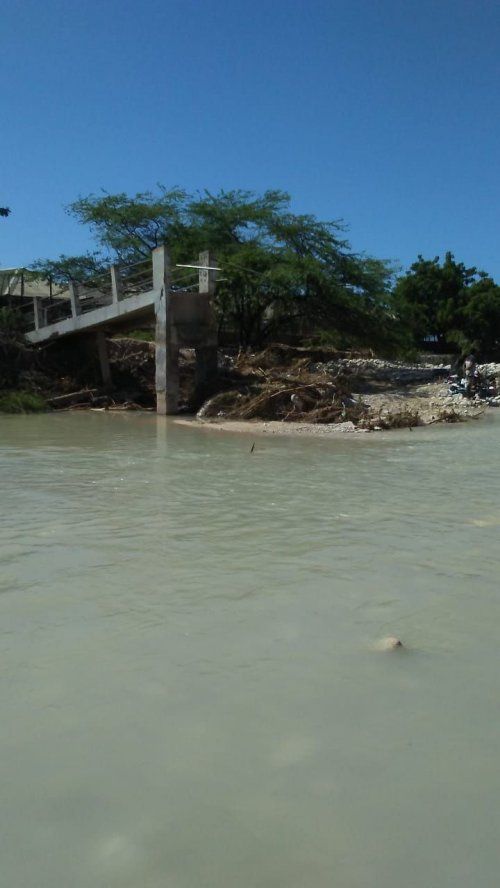 Puente entre la frontera de Haití y República Dominicana