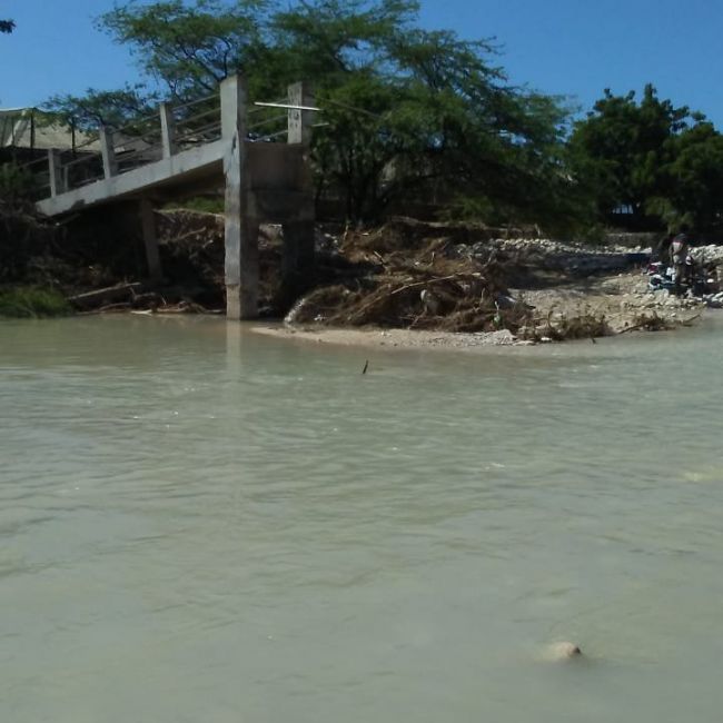 Puente entre la frontera de Haití y República Dominicana